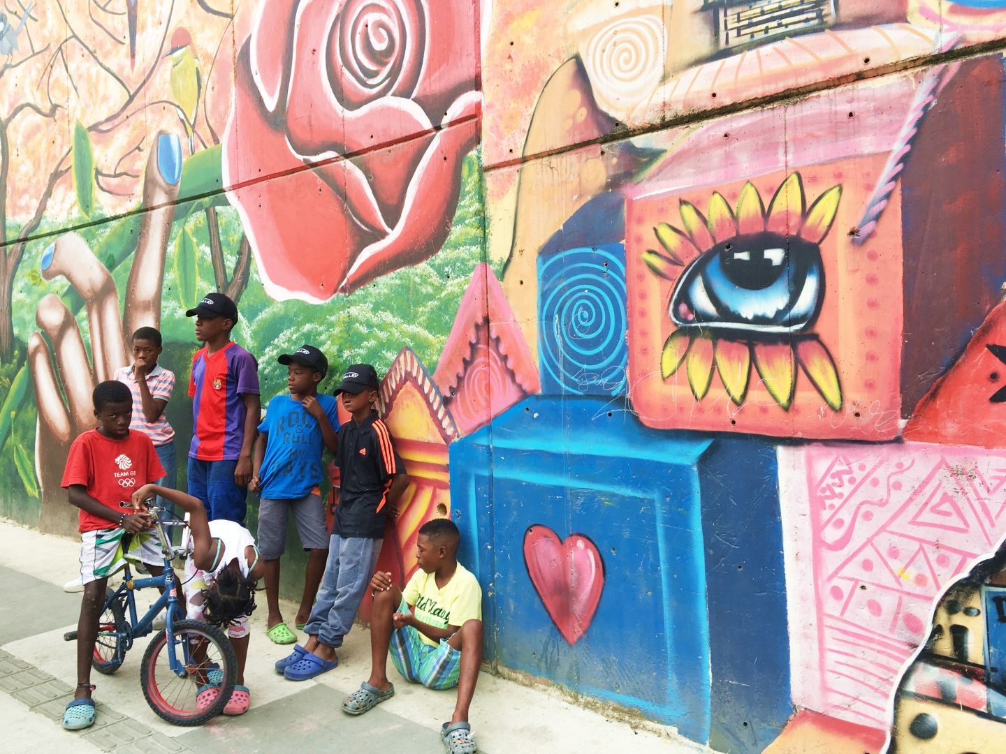 Vaikai prie graffiti sienos