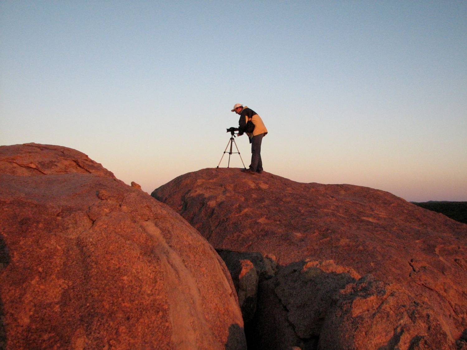 Fotografas ant uolos viršūnės