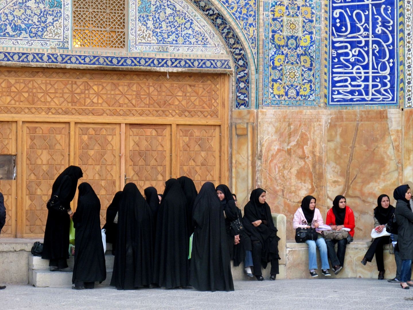 Iranietės prie mečetės