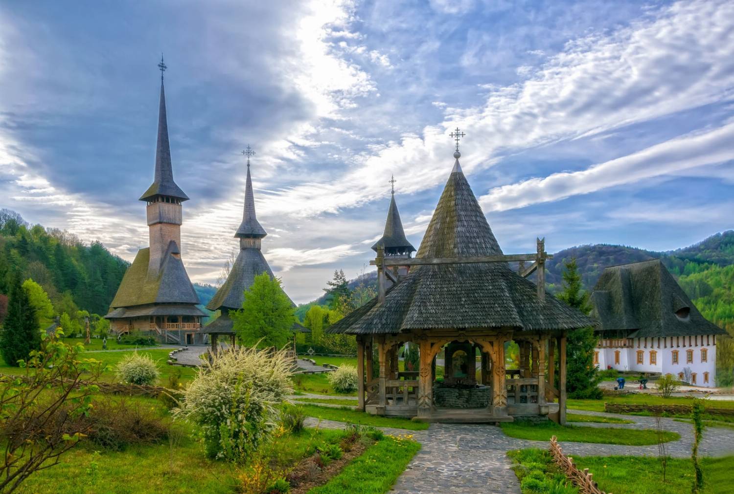 Medinės bažnytėlės kaime Rumunijoje