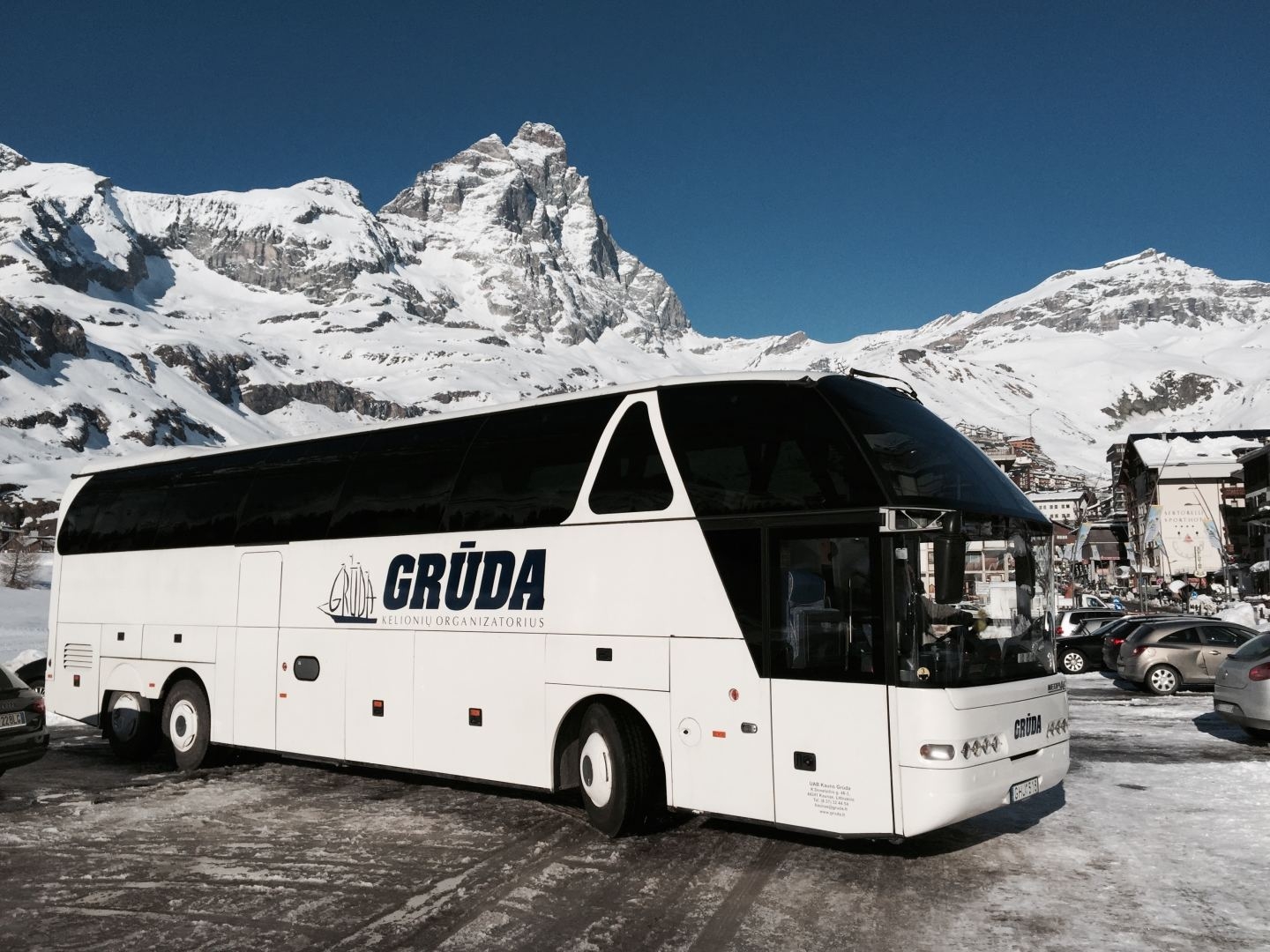 GRŪDOS autobusas Šveicarijos kalnuose