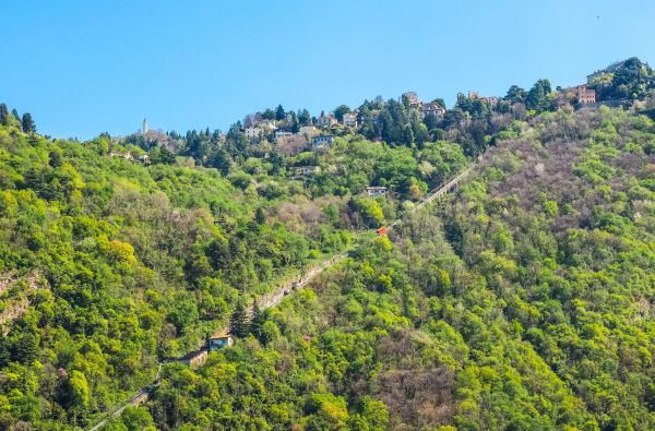 Italija. Brunatės funikulierius.