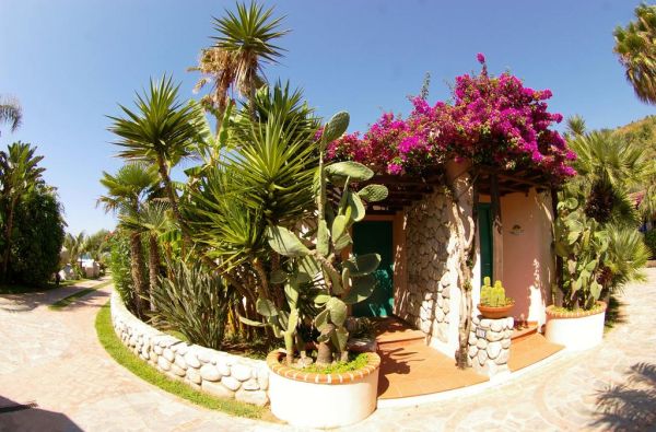 KALABRIJA.Ciao Bella! Atraskite kitokią Italiją. Piečiausioje dalyje - įspūdingos uolos, žydri ir ypatingai švarūs paplūdimiai. Skrydis, 7n. 4* viešbutyje VILLAGGIO CALA DI VOLPE su pusryčiais ir vakarienėmis!