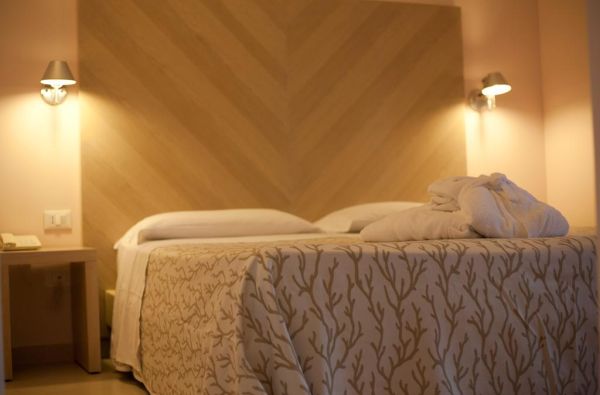 KALABRIJA.Ciao Bella! Atraskite kitokią Italiją. Piečiausioje dalyje - įspūdingos uolos, žydri ir ypatingai švarūs paplūdimiai. Skrydis, 7n. 4* viešbutyje VILLAGGIO CALA DI VOLPE su pusryčiais ir vakarienėmis!