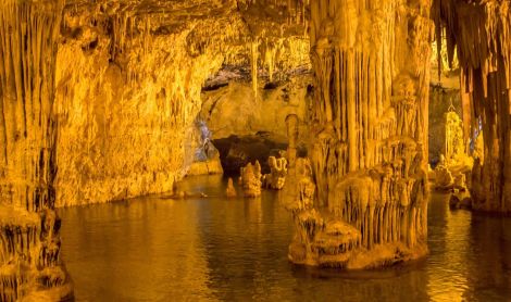 Sardinija. Neptūno grotos stalaktitų urvai.