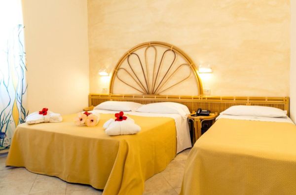 KALABRIJA.Ciao Bella! Atraskite kitokią Italiją. Piečiausioje dalyje - įspūdingos uolos, žydri ir ypatingai švarūs paplūdimiai. Skrydis, 7n. 4* viešbutyje VILLAGGIO CALA DI VOLPE su pusryčiais ir vakarienėmis!