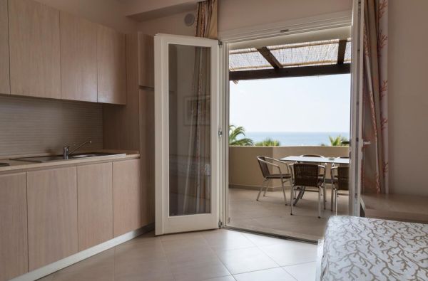 KALABRIJA.Ciao Bella! Atraskite kitokią Italiją. Piečiausioje dalyje - įspūdingos uolos, žydri ir ypatingai švarūs paplūdimiai. Skrydis, 7n. 4* viešbutyje VILLAGGIO CALA DI VOLPE su pusryčiais ir vakarienėmis!