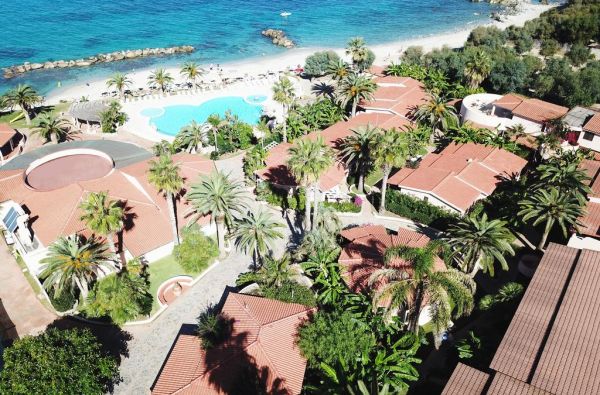 KALABRIJA.Ciao Bella! Atraskite kitokią Italiją. Piečiausioje dalyje - įspūdingos uolos, žydri ir ypatingai švarūs paplūdimiai. Skrydis, 7n. 4* viešbutyje VILLAGGIO CALA DI VOLPE su pusryčiais ir vakarienėmis!