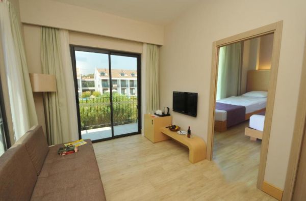 FETIJA. Tikras poilsis ir atsipalaidavimas saulėtoje Turkijoje 5* viešbutyje Jiva Beach Resort. Jūsų šeimos vasariškos atostogos – skrydis, 7 nakvynės su maitinimu „viskas įskaičiuota plius“.