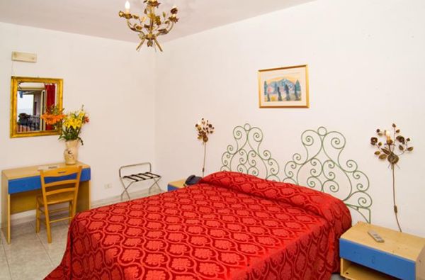 SICILIJA. Nepamirštamos atostogos tradiciniame sicilietiškame 3* viešbutyje šalia paplūdimio DA PEPPE. Skrydis, 7 nakvynės viešbutyje su pusryčiais arba pusryčiais ir vakarienėmis! Relaksas!