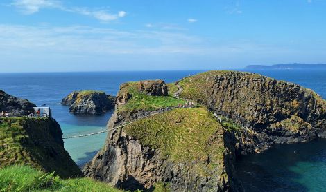 Airija. Carrick-a-Rede kabantis tiltas.