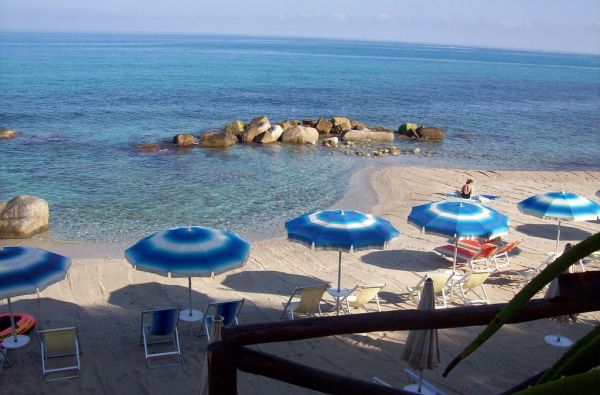 KALABRIJA.Ciao Bella! Atraskite kitokią Italiją. Piečiausioje dalyje - įspūdingos uolos, žydri ir ypatingai švarūs paplūdimiai. Skrydis, 7n. 4* viešbutyje VILLAGGIO CALA DI VOLPE su pusryčiais ir vakarienėmis!