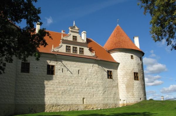 GRŪDA. Latvija: legendinės pilys ir rūmai