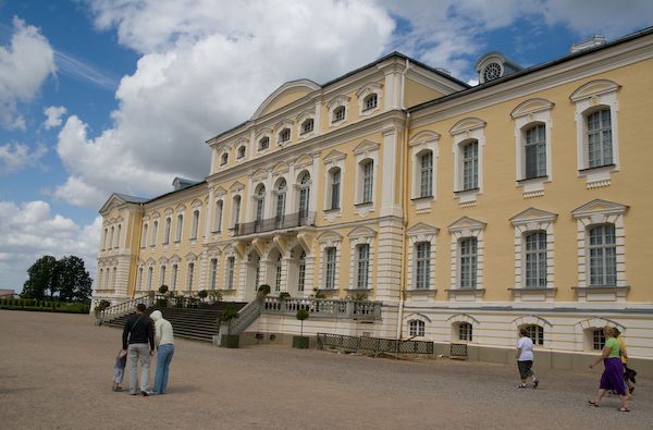 GRŪDA. Latvija: legendinės pilys ir rūmai