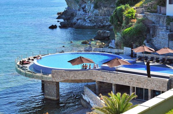 Kokybiškos atostogos JUODKALNIJOJE. Skrydis, 7n. puikiame viešbutyje AVALA RESORT & VILLAS 4+* su „pusryčiais“ –  725 €!