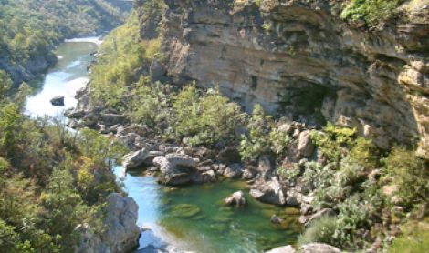 Juodkalnija. Moračos upės kanjonas.