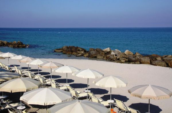 KALABRIJA.Ciao Bella! Atraskite kitokią Italiją. Piečiausioje dalyje - įspūdingos uolos, žydri ir ypatingai švarūs paplūdimiai. Skrydis, 7n. 4* viešbutyje VILLAGGIO CALA DI VOLPE su pusryčiais ir vakarienėmis!