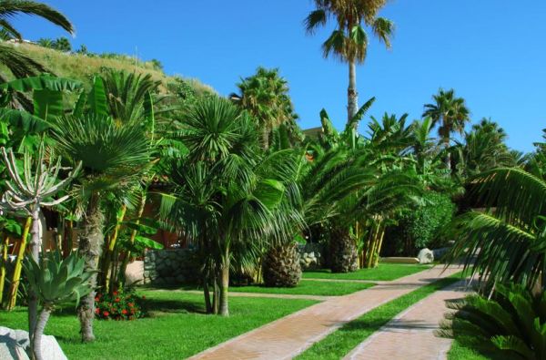 KALABRIJA.Ciao Bella! Atraskite kitokią Italiją. Piečiausioje dalyje - įspūdingos uolos, žydri ir ypatingai švarūs paplūdimiai. Skrydis, 7n. 4* viešbutyje VILLAGGIO CALA DI VOLPE su pusryčiais ir vakarienėmis!