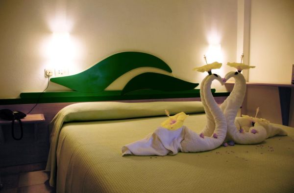 KALABRIJA.Ciao Bella! Atraskite kitokią Italiją. Piečiausioje dalyje - įspūdingos uolos, žydri ir ypatingai švarūs paplūdimiai. Skrydis, 7n. 4* viešbutyje VILLAGGIO CALA DI VOLPE su pusryčiais ir vakarienėmis!