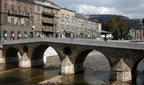 Bosnija ir Hercegovina. Sarajevas. Miljackos upes tiltas.