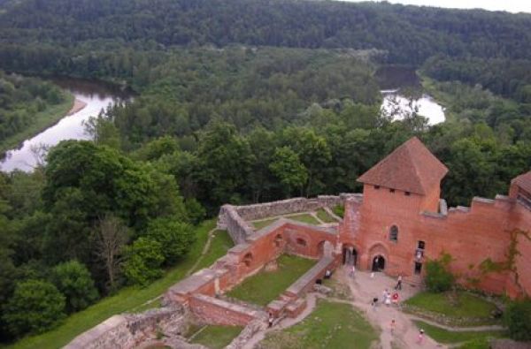 GRŪDA. Latvija: legendinės pilys ir rūmai