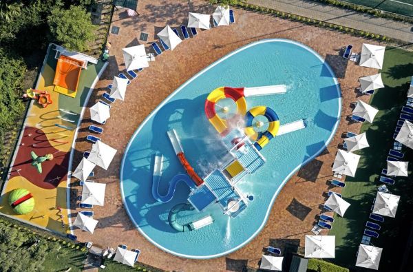 KALABRIJA -gyva,autentiška,nepaliesta!Pasukite laimės ratą ir rudenį ilsėkitės Italijoje! Skoniais stebinanti virtuvė,žydro vandens skalaujami paplūdimiai ir kerintys peizažai.Skrydis,7n. 4* viešbutyje MAGIC LIFE CALABRIA su „viskas įskaičiuota" maitinimu