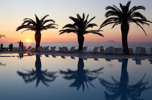 KALABRIJA.Ciao Bella! Atraskite kitokią Italiją. Piečiausioje dalyje - įspūdingos uolos, žydri ir ypatingai švarūs paplūdimiai. Skrydis, 7n. 4* viešbutyje VILLAGGIO CALA DI VOLPE su pusryčiais ir vakarienėmis!