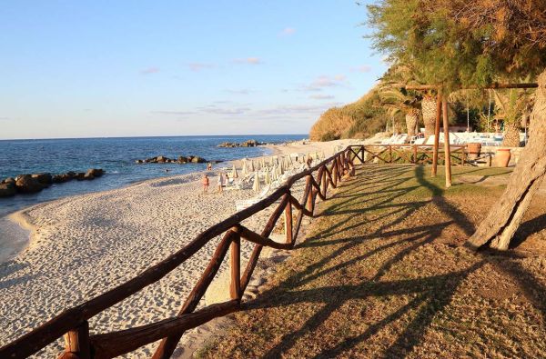 KALABRIJA.Ciao Bella! Atraskite kitokią Italiją. Piečiausioje dalyje - įspūdingos uolos, žydri ir ypatingai švarūs paplūdimiai. Skrydis, 7n. 4* viešbutyje VILLAGGIO CALA DI VOLPE su pusryčiais ir vakarienėmis!