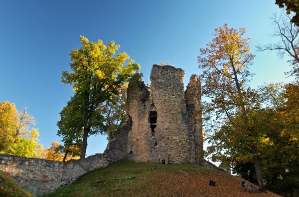 GRŪDA. Latvija: legendinės pilys ir rūmai