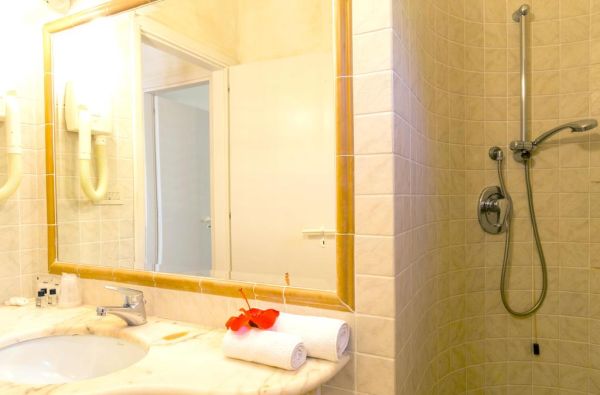 KALABRIJA.Ciao Bella! Atraskite kitokią Italiją. Piečiausioje dalyje - įspūdingos uolos, žydri ir ypatingai švarūs paplūdimiai. Skrydis, 7n. 4* viešbutyje VILLAGGIO CALA DI VOLPE su pusryčiais ir vakarienėmis!