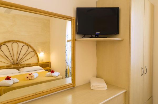 KALABRIJA.Ciao Bella! Atraskite kitokią Italiją. Piečiausioje dalyje - įspūdingos uolos, žydri ir ypatingai švarūs paplūdimiai. Skrydis, 7n. 4* viešbutyje VILLAGGIO CALA DI VOLPE su pusryčiais ir vakarienėmis!