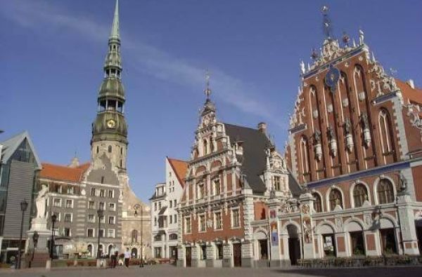 GRŪDA. Latvija: legendinės pilys ir rūmai