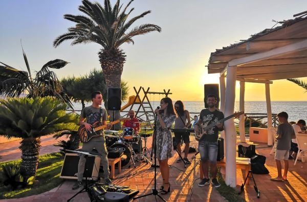 KALABRIJA.Ciao Bella! Atraskite kitokią Italiją. Piečiausioje dalyje - įspūdingos uolos, žydri ir ypatingai švarūs paplūdimiai. Skrydis, 7n. 4* viešbutyje VILLAGGIO CALA DI VOLPE su pusryčiais ir vakarienėmis!