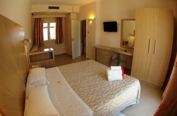 KALABRIJA.Ciao Bella! Atraskite kitokią Italiją. Piečiausioje dalyje - įspūdingos uolos, žydri ir ypatingai švarūs paplūdimiai. Skrydis, 7n. 4* viešbutyje VILLAGGIO CALA DI VOLPE su pusryčiais ir vakarienėmis!