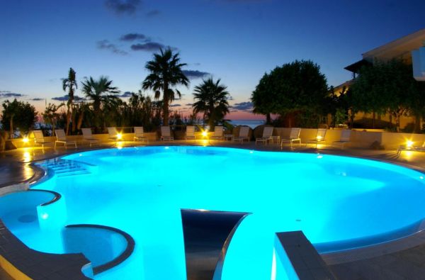 KALABRIJA.Ciao Bella! Atraskite kitokią Italiją. Piečiausioje dalyje - įspūdingos uolos, žydri ir ypatingai švarūs paplūdimiai. Skrydis, 7n. 4* viešbutyje VILLAGGIO CALA DI VOLPE su pusryčiais ir vakarienėmis!