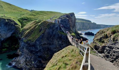 Airija. Carrick-a-Rede sala
