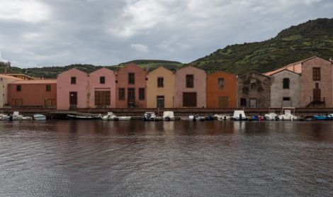 Sardinija.Spalvoti namai Bozoje.