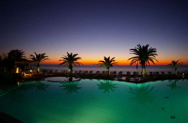 KALABRIJA.Ciao Bella! Atraskite kitokią Italiją. Piečiausioje dalyje - įspūdingos uolos, žydri ir ypatingai švarūs paplūdimiai. Skrydis, 7n. 4* viešbutyje VILLAGGIO CALA DI VOLPE su pusryčiais ir vakarienėmis!