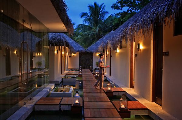 Romantiškos atostogos Maldyvuose! Skrydis, pervežimas ir 7 n. viešbutyje KURUMBA MALDIVES 5* su pusryčiais ir vakarienėmis
