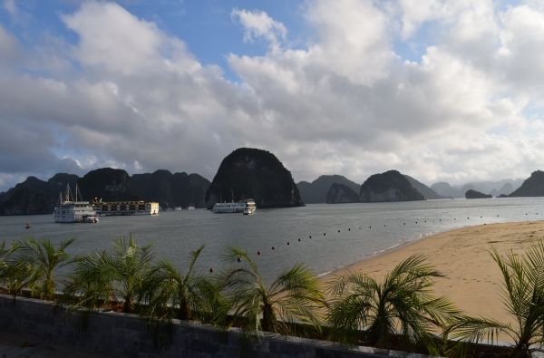 Naujųjų metų sutikimas laive Ha Long įlankoje, poilsis prie Pietų Kinijos jūros ir pažintinė programa po Vietnamą 13d.