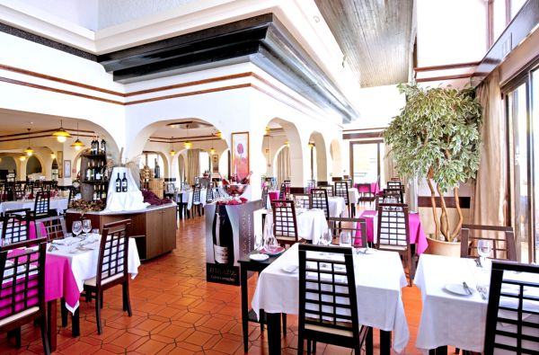 Kanisas. Įsimintinos atostogos MADEIROJE. Skrydis, 7n. viešbutyje ROCAMAR & ROYAL ORCHID 4*, įsikūrusiame įspūdingoje vietoje ant uolos, su pusryčiais ir vakarienėmis - nuo 609 €!