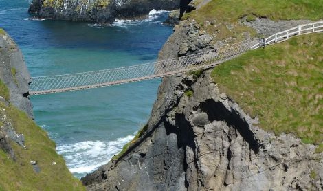 Airija. Carrick-a-Rede kabantis tiltas.