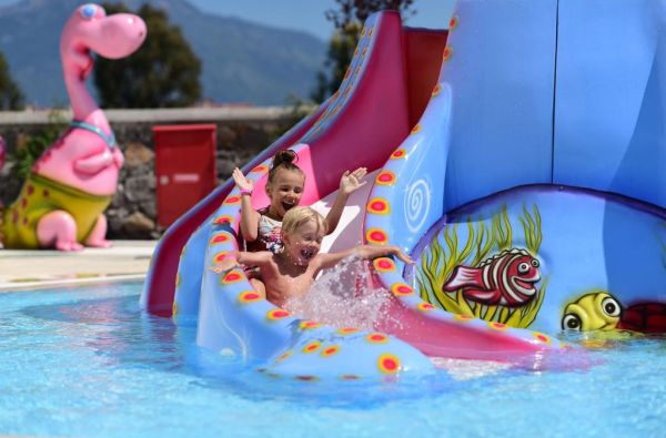 FETIJA. Tikras poilsis ir atsipalaidavimas saulėtoje Turkijoje 5* viešbutyje Jiva Beach Resort. Jūsų šeimos vasariškos atostogos – skrydis, 7 nakvynės su maitinimu „viskas įskaičiuota plius“.