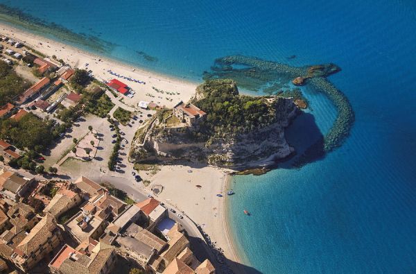 KALABRIJA. Buon Giorno Italija! Atraskite dar netyrinėtą Pietų Italijos perlą, kurį įsimylėsite iš pirmo žvilgsnio. Stebėkite paveikslo vertą spalvingą saulėlydį, mėgaukitės nuostabia gamta. Skrydis, 7n. 4* viešbutyje COLOMBA D'ORO su pusryčiais!