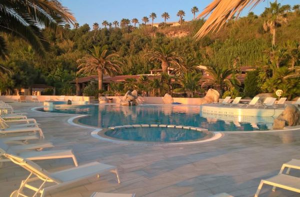 KALABRIJA.Ciao Bella! Atraskite kitokią Italiją. Piečiausioje dalyje - įspūdingos uolos, žydri ir ypatingai švarūs paplūdimiai. Skrydis, 7n. 4* viešbutyje VILLAGGIO CALA DI VOLPE su pusryčiais ir vakarienėmis!