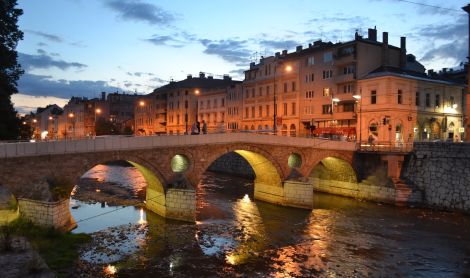 Bosnija ir Hercegovina. Sarajevas. Miljackos upės tiltas.