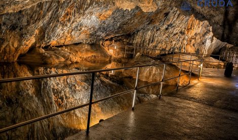 Vengrija. Baradlos urvas.