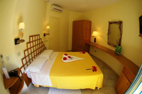 KALABRIJA.Ciao Bella! Atraskite kitokią Italiją. Piečiausioje dalyje - įspūdingos uolos, žydri ir ypatingai švarūs paplūdimiai. Skrydis, 7n. 4* viešbutyje VILLAGGIO CALA DI VOLPE su pusryčiais ir vakarienėmis!