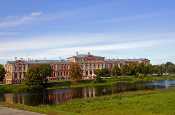 GRŪDA. Latvija: legendinės pilys ir rūmai