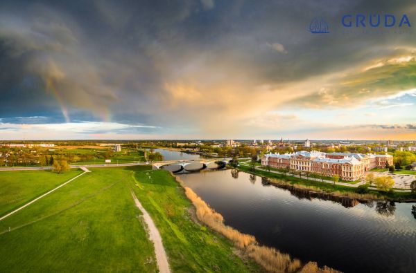 GRŪDA. Latvija: legendinės pilys ir rūmai